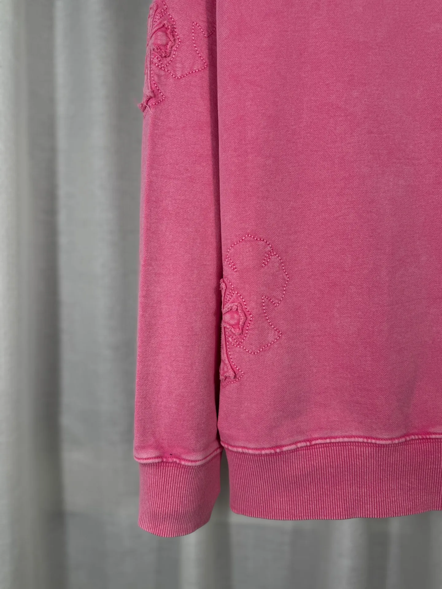 P260 top version, real shot without P, ​​different from market currency) 𝗖𝗵𝗿𝗼𝗺𝗲 𝗛𝗲𝗮𝗿𝘁𝘀/Cro Heart 2025 washed patch embroidery autumn and winter new original single counter American laser burnt 3D three-dimensional color embroidered couple casual sweatshirt 👑The highest version! Customized fabric 430g tripe terry fabric! American acid-washed and distressed original fabric laser burnt ✟appliqué embroidery and exquisite embroidery of letters! The best-selling model in the counter, very comfortable to wear. Accessories: original molded and authenticated collar label➕100% silk wash label. Genuine purchase-grade original hangtag➕matching hanging rope➕3D hanging beads➕original packaging bag. Craftsmanship: The original version has consistent wiring! The highest version of the armhole matching technique! Color: Pink Black Size: S M L XL Style No.: 9311